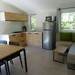 Zecamping 3 Pet Friendly Piscine Couverte Chauffee Et Soirees Animees Κάμπινγκ *